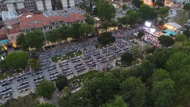 Sultanahmet'te 15 Bin Kişi Top Atışıyla İlk Oruçlarını Açtı Sultanahmet'te 15 Bin Kişi Top Atışıyla İlk Oruçlarını Açtı