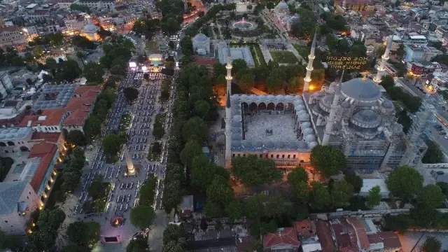 Sultanahmet'te 15 Bin Kişi Top Atışıyla İlk Oruçlarını Açtı Sultanahmet'te 15 Bin Kişi Top Atışıyla İlk Oruçlarını Açtı