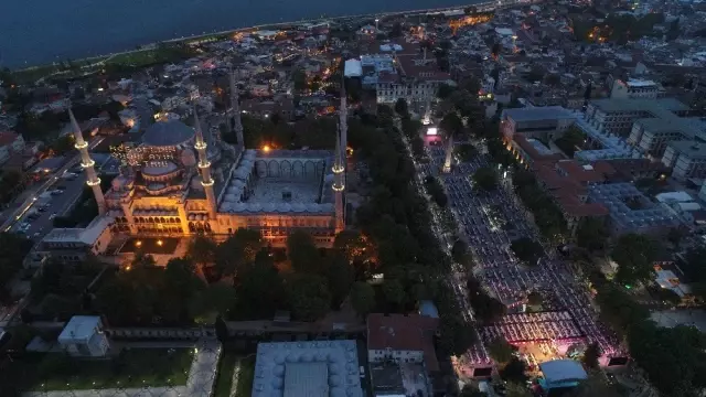Sultanahmet'te 15 Bin Kişi Top Atışıyla İlk Oruçlarını Açtı Sultanahmet'te 15 Bin Kişi Top Atışıyla İlk Oruçlarını Açtı