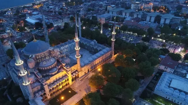 Sultanahmet'te 15 Bin Kişi Top Atışıyla İlk Oruçlarını Açtı Sultanahmet'te 15 Bin Kişi Top Atışıyla İlk Oruçlarını Açtı