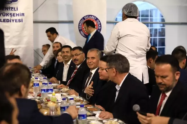5 Bin Kişi Aynı Anda İftar Yaptı