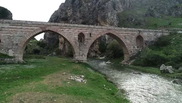 7 Asırlık Mescitli Kurt Köprü'nün Turizme Kazandırılması İsteniyor