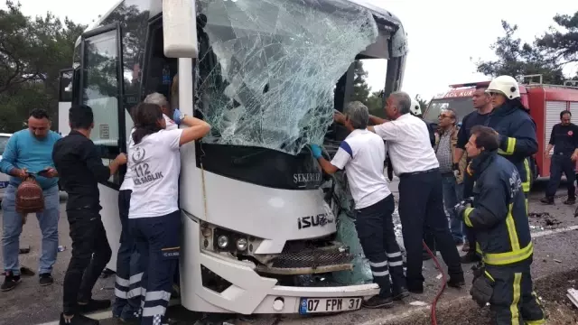 Antalya'da Trafik KazasÄ±: 1 ÃlÃ¼,15 YaralÄ±