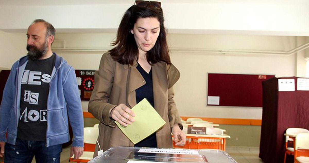 Bergüzar Korel'den YSK'nin Kararına Tepki: Kendimi Çöp Gibi Hissediyorum