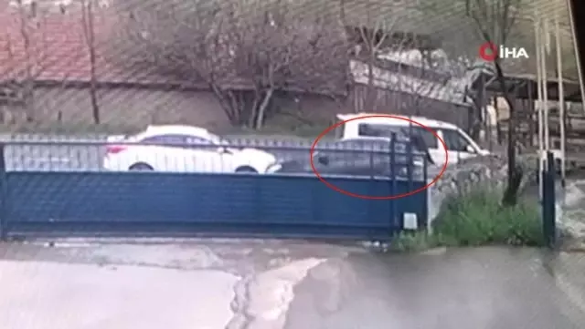 Camını Kırdıkları Otomobili Böyle Soydular Camını Kırdıkları Otomobili Böyle Soydular