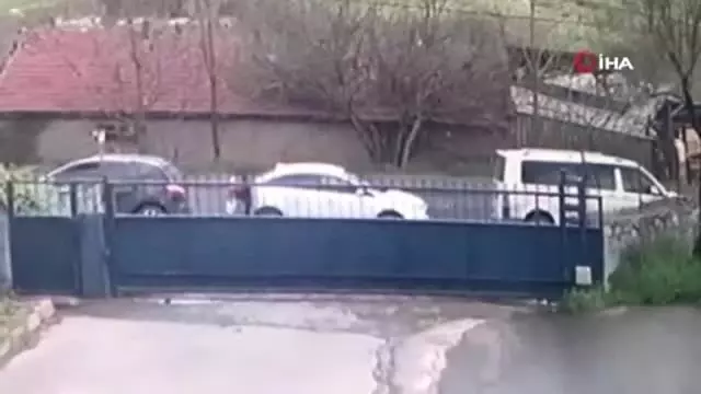 Camını Kırdıkları Otomobili Böyle Soydular Camını Kırdıkları Otomobili Böyle Soydular