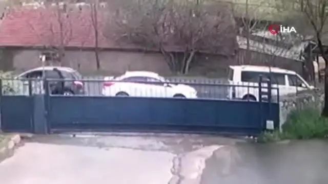 Camını Kırdıkları Otomobili Böyle Soydular Camını Kırdıkları Otomobili Böyle Soydular