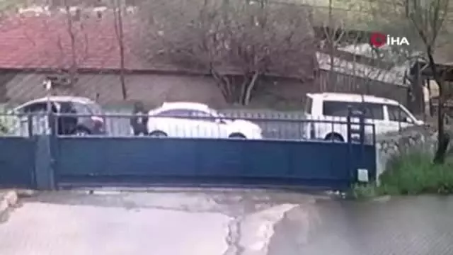 Camını Kırdıkları Otomobili Böyle Soydular Camını Kırdıkları Otomobili Böyle Soydular