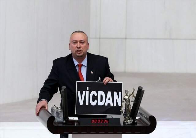CHP'li Vekil Meclis Kürsüsüne Terazi Koyarak YSK Kararına Tepki Gösterdi
