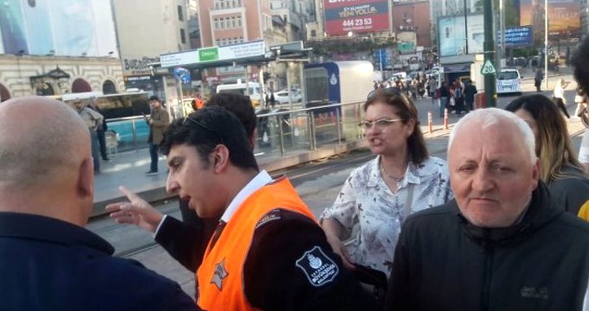 Karaköy'de İspanyol ve Fransız Turistlerin Tramvay Kavgası Kamerada
