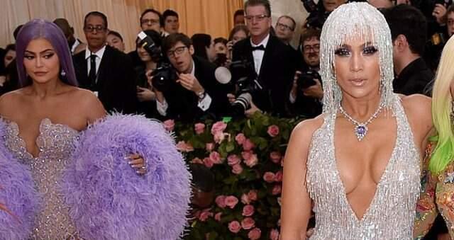 Kylie Jenner, Jennifer Lopez'in Kalçalarından Gözlerine Alamadı!