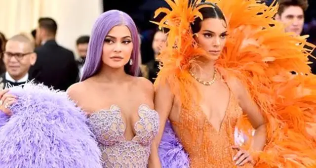 Kylie Jenner, Jennifer Lopez'in Kalçalarından Gözlerini Alamadı! Kylie Jenner, Jennifer Lopez'in Kalçalarından Gözlerini Alamadı!