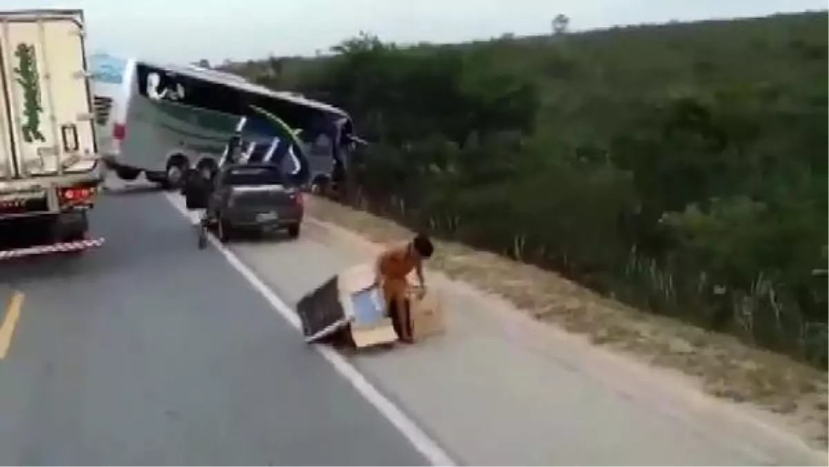 Otobüs ile Tır Çarpıştı, Bölge Sakinleri Tır'ı Yağmaladı