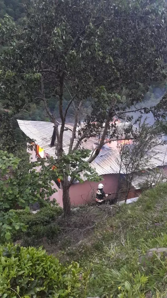 Trabzon�da Yangın Bir Evi Kül Etti Haberler