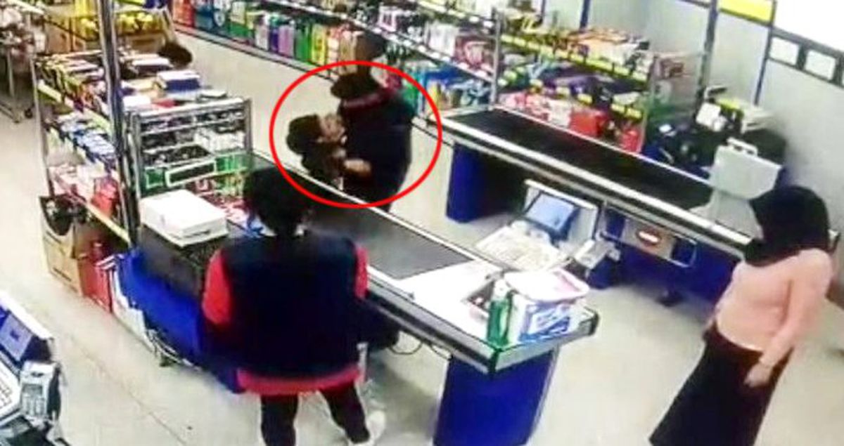 6 Yaşındaki Çocuğu, 'Sen Erkek misin Kadın mısın' Dedi Diye Dövdü! Kamera Kayıttaydı