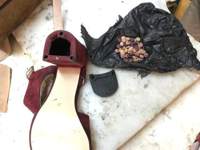 Ayakkabının Topuğuna Uyuşturucu Hap Gizlemişler