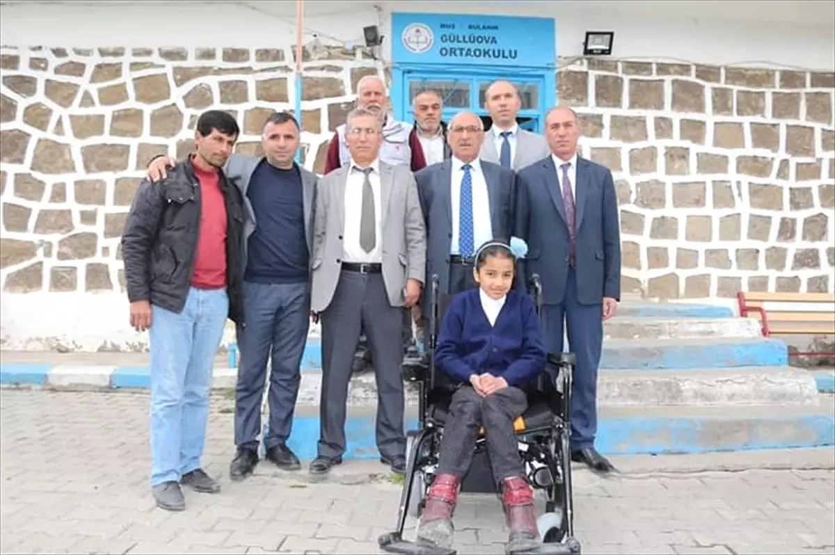 Bulanık'ta Engelli Öğrenciye Tekerlekli Sandalye Desteği