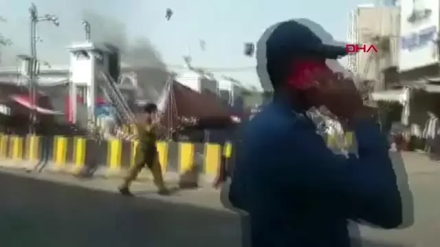 Dha Dış - Pakistan'da Canlı Bomba Saldırısı: 5'i Polis, 8 Ölü Dha Dış - Pakistan'da Canlı Bomba Saldırısı: 5'i Polis, 8 Ölü