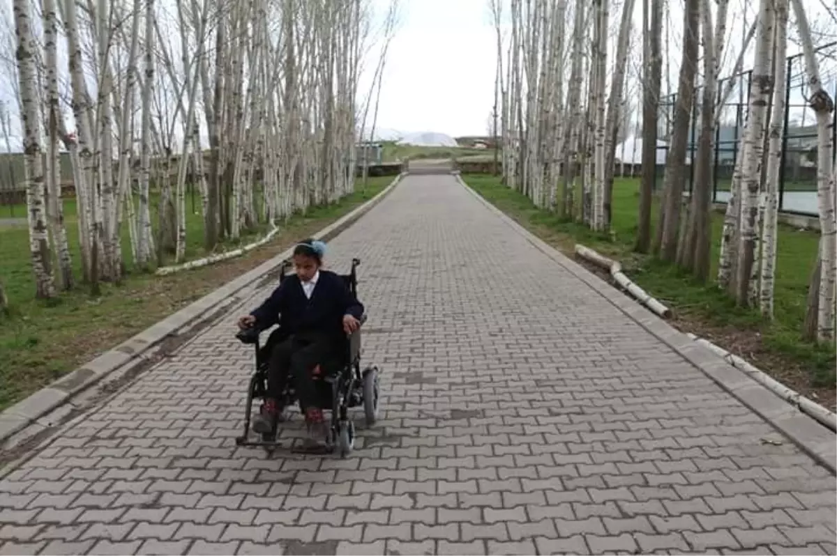 Engelli Öğrenciye Akülü Tekerlekli Sandalye