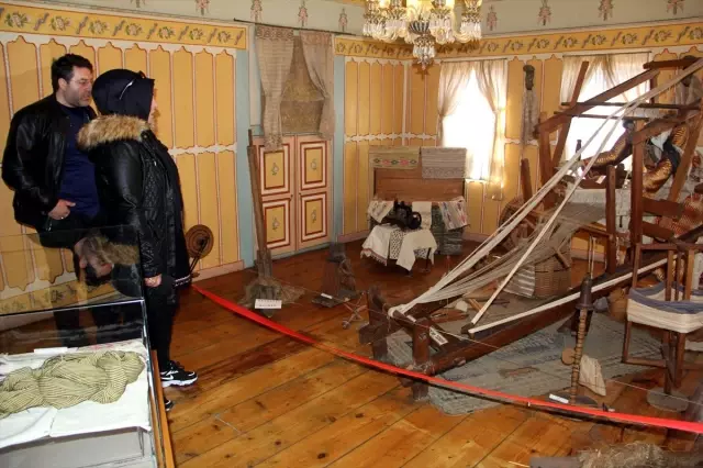 Etnografya Müzesine Ziyaretçi İlgisi Etnografya Müzesine Ziyaretçi İlgisi