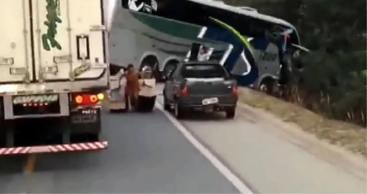 Otobüs ile Tır Çarpıştı, Bölge Sakinleri Tır'ı Yağmaladı