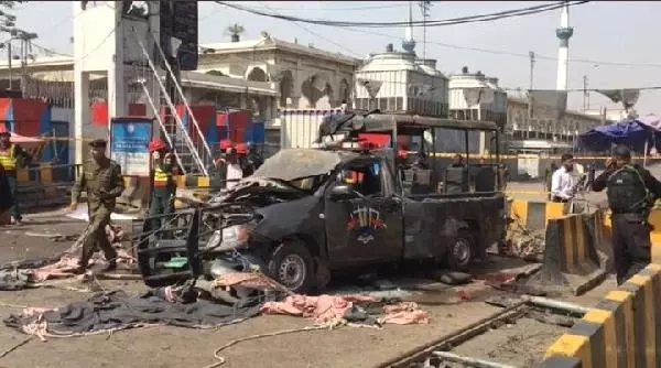 Pakistan'da Canlı Bomba Saldırısı: 5'i Polis, 8 Ölü Pakistan'da Canlı Bomba Saldırısı: 5'i Polis, 8 Ölü