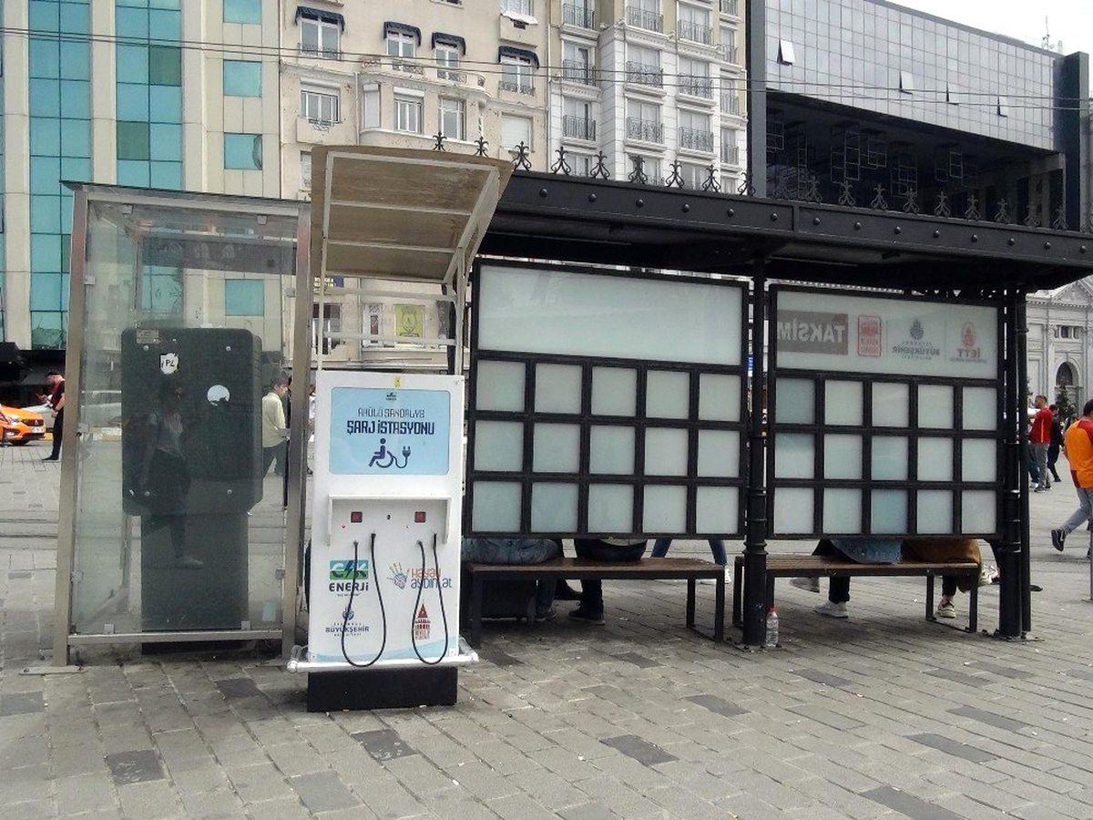Taksim'de Engellilerin Kullandığı Şarj Soketlerini Dördüncü Kez Çaldılar