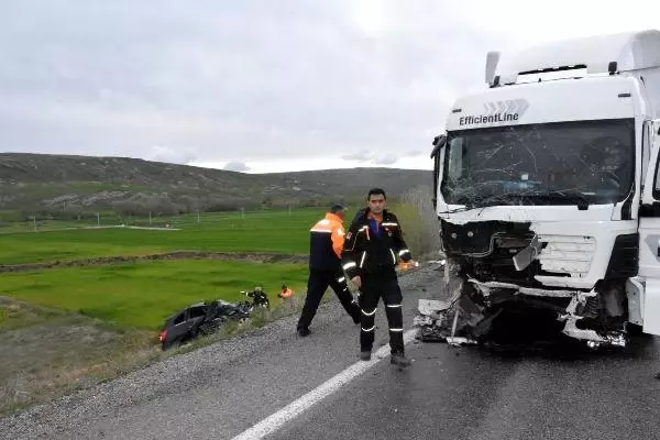 Tır ile Cip Çarpıştı: 2 Ölü Tır ile Cip Çarpıştı: 2 Ölü