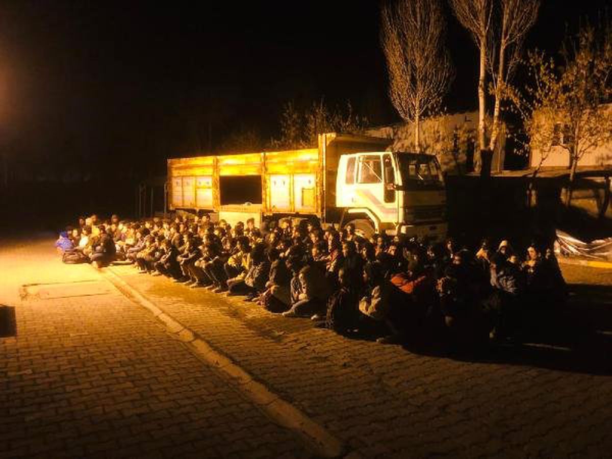 Van'da Kamyon Kasasında 126 Kaçak Yakalandı