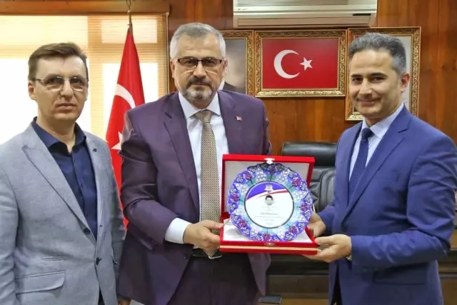 Başkan Kılıç'a Mezun Olduğu Okuldan Sürpriz Başkan Kılıç'a Mezun Olduğu Okuldan Sürpriz