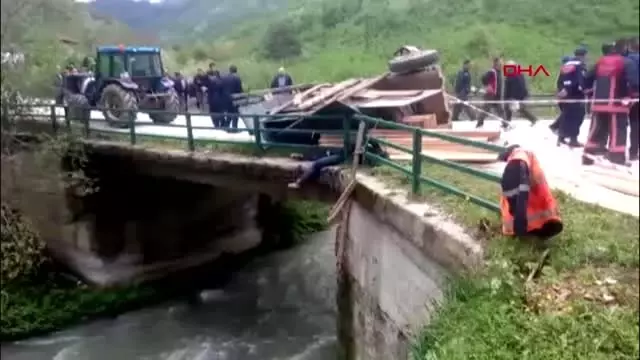 Düzce Köprüden Geçen Traktör Devrildi: 1 Ölü, 2 Yaralı Düzce Köprüden Geçen Traktör Devrildi: 1 Ölü, 2 Yaralı