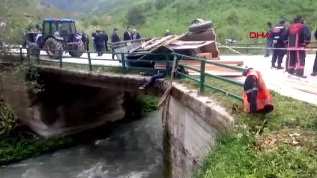 Düzce Köprüden Geçen Traktör Devrildi: 1 Ölü, 2 Yaralı