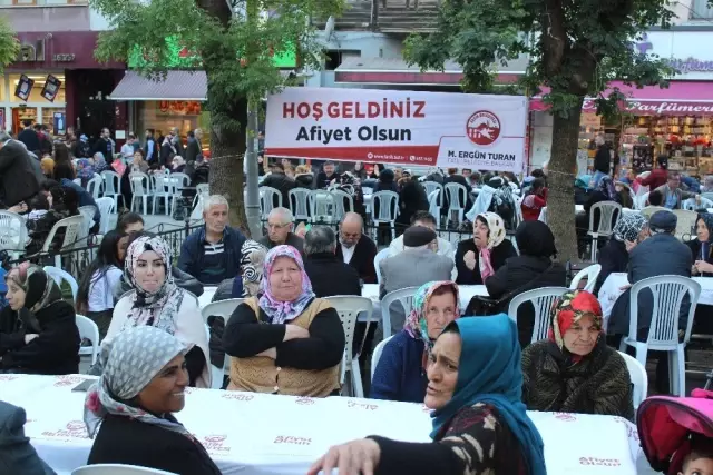 Fatih'te 5 Bin Kişi İftar Sofrasında Bir Araya Geldi Fatih'te 5 Bin Kişi İftar Sofrasında Bir Araya Geldi