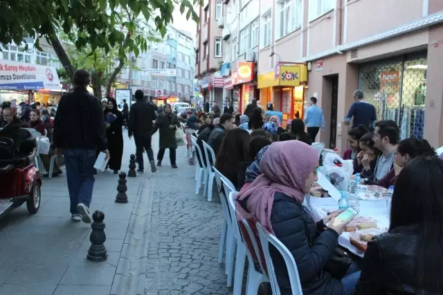 Fatih'te 5 Bin Kişi İftar Sofrasında Bir Araya Geldi Fatih'te 5 Bin Kişi İftar Sofrasında Bir Araya Geldi