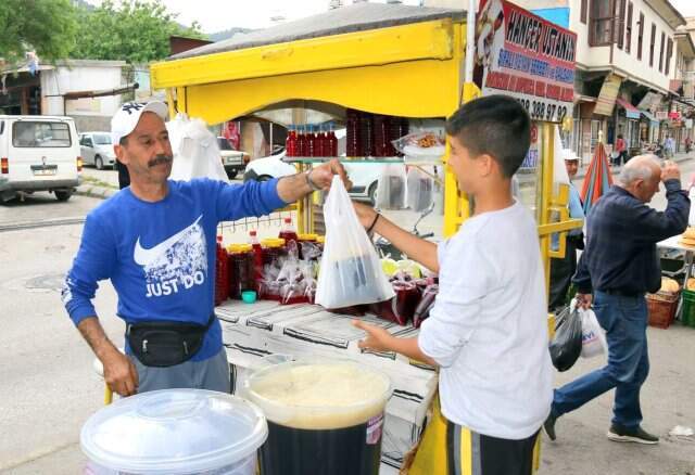 Hatay'da İftar Sofralarının Vazgeçilmezi Olan Meyan Şerbetinin 1,5 Litresi 4 TL'den Satılıyor