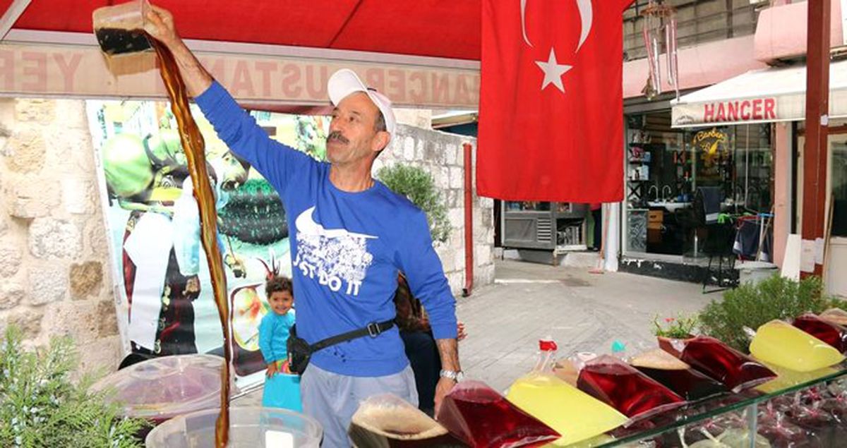 Hatay'da İftar Sofralarının Vazgeçilmezi Olan Meyan Şerbetinin 1,5 Litresi 4 TL'den Satılıyor
