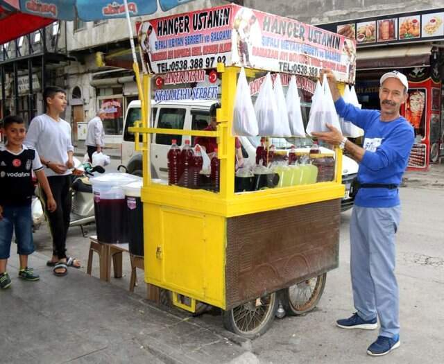 Hatay'da İftar Sofralarının Vazgeçilmezi Olan Meyan Şerbetinin 1,5 Litresi 4 TL'den Satılıyor