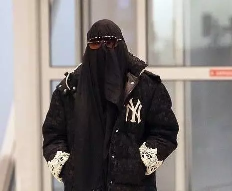 Havaalanına Burka İle Giren Madonna, Güvenlik Aramasında Soyundu Havaalanına Burka İle Giren Madonna, Güvenlik Aramasında Soyundu