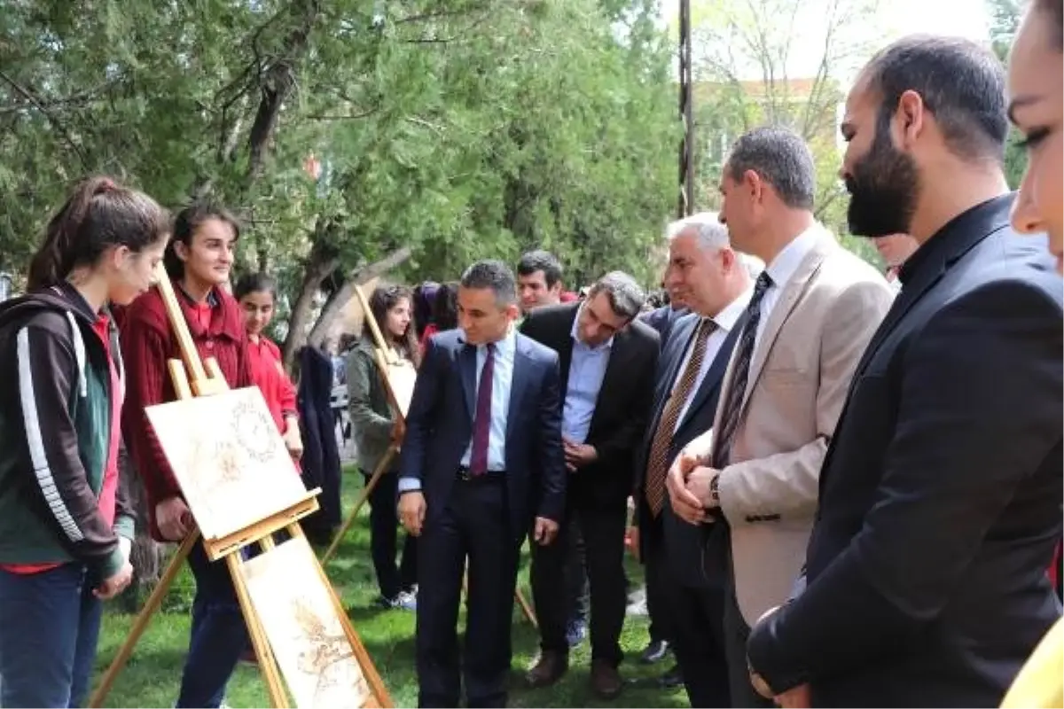 Midyatlı Öğrencilerin 'Renklere Yolculuk' Sergisi
