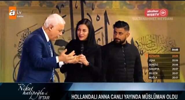 Nihat Hatipoğlu'nun Programında, Hollandalı Konuk Kelime-i Şahadet Getirerek Müslüman Oldu