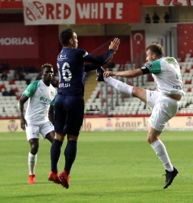 Antalyaspor'u Tek Golle Geçen Bursaspor, 7 Hafta Sonra 3 Puan Sevinci Yaşadı!