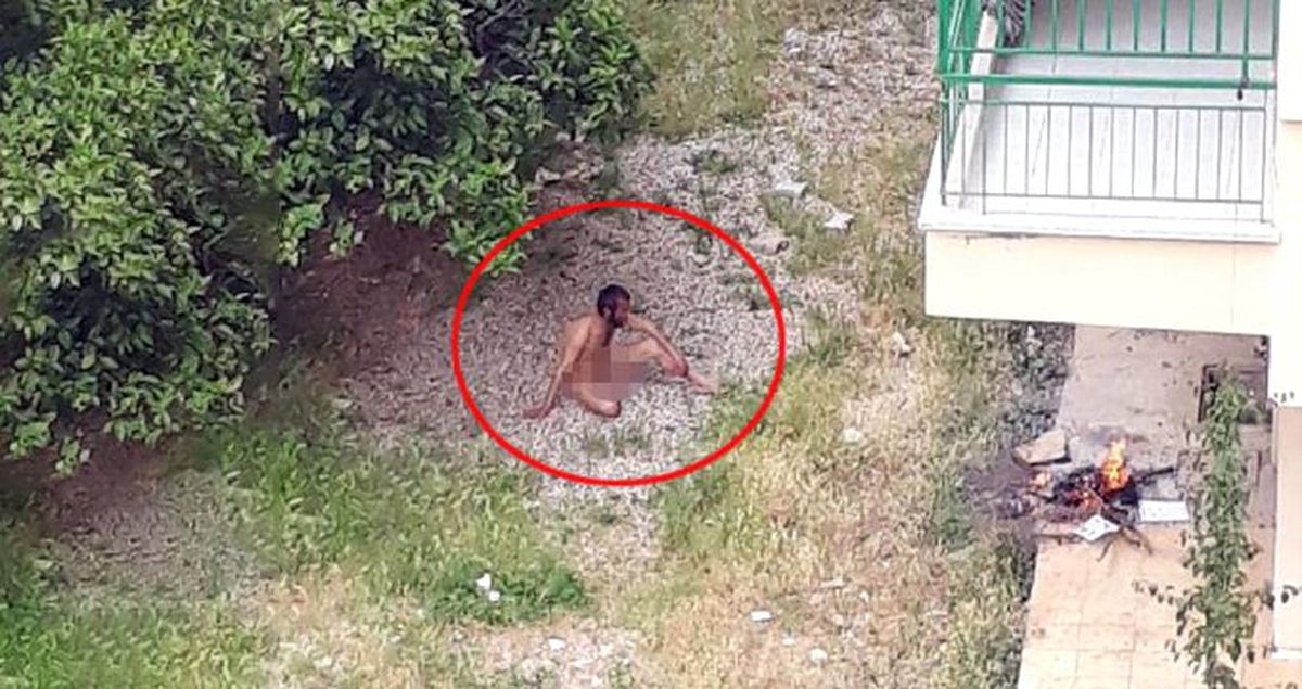 Apartman Bahçesinde, Çırılçıplak Oturan Adamı Görenler Şaşkına Döndü!