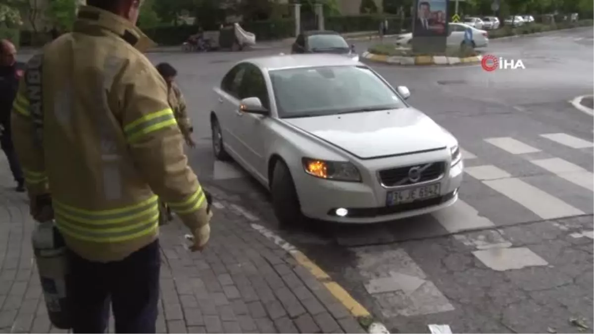 Araç Motoruna Sıkışan İnatçı Kediyi 'Kedi Sesi' ile Kurtarma Operasyonu