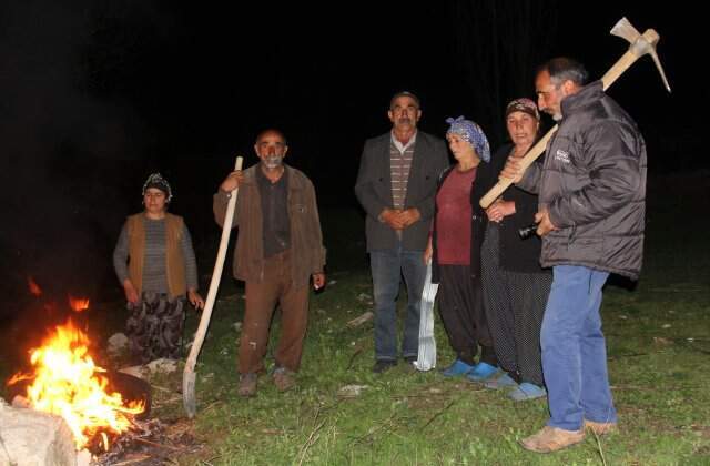Ayı Korkusu Köylülere Kazma Kürekle Nöbet Tutturdu