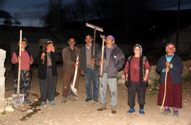 Ayı Korkusu Köylülere Kazma Kürekle Nöbet Tutturdu