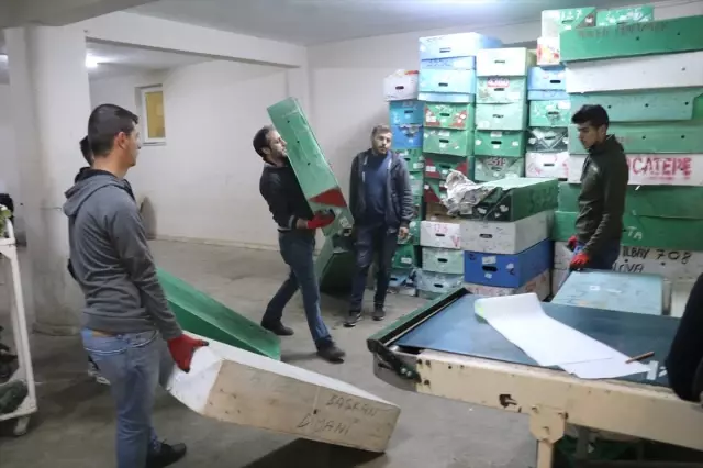 Çiçeklerin Mezattan Anne Kucağına Yolculuğu Başladı Çiçeklerin Mezattan Anne Kucağına Yolculuğu Başladı