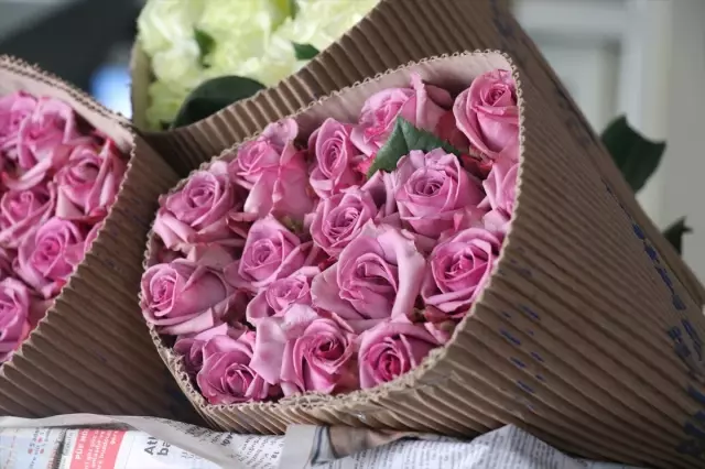 Çiçeklerin Mezattan Anne Kucağına Yolculuğu Başladı Çiçeklerin Mezattan Anne Kucağına Yolculuğu Başladı