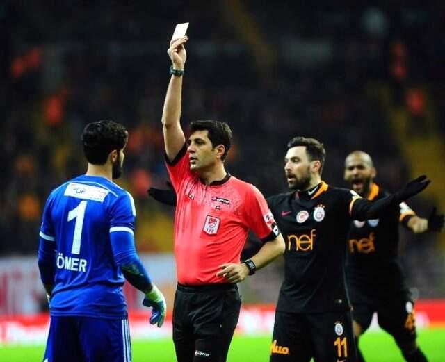 Cüneyt Çakır Rekor Kırdı! Hakemler Ne Kadar Maaş Alıyor?