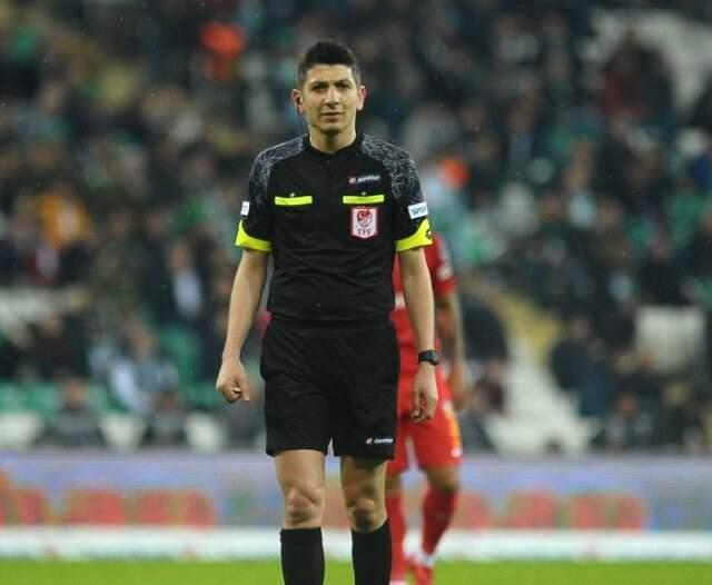 Cüneyt Çakır Rekor Kırdı! Hakemler Ne Kadar Maaş Alıyor?