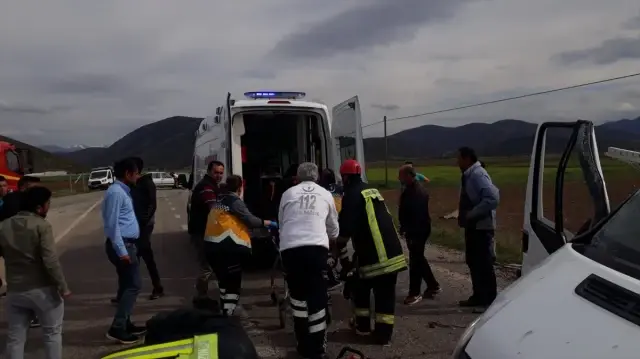 Denizli'de Trafik Kazası: 3 Yaralı Denizli'de Trafik Kazası: 3 Yaralı